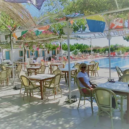 Ostello Santorini Camping&hostel *