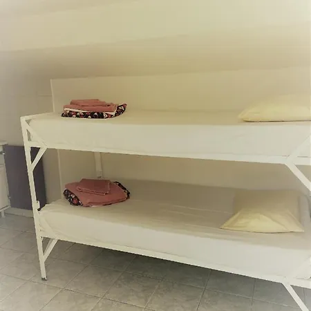 Albergue Santorini & *