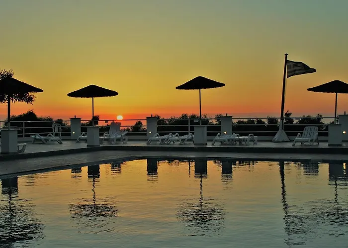 Santorini & Hostel *