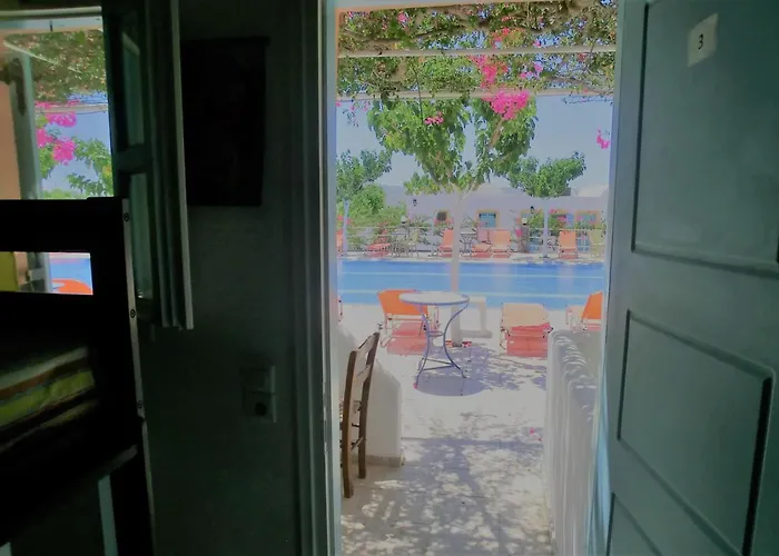 Hostel Santorini & *